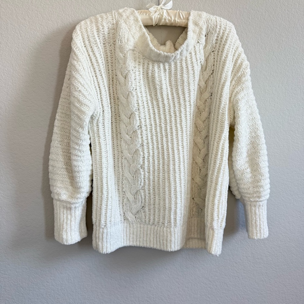 Express Cream Cable Knit Sweater Medium‎